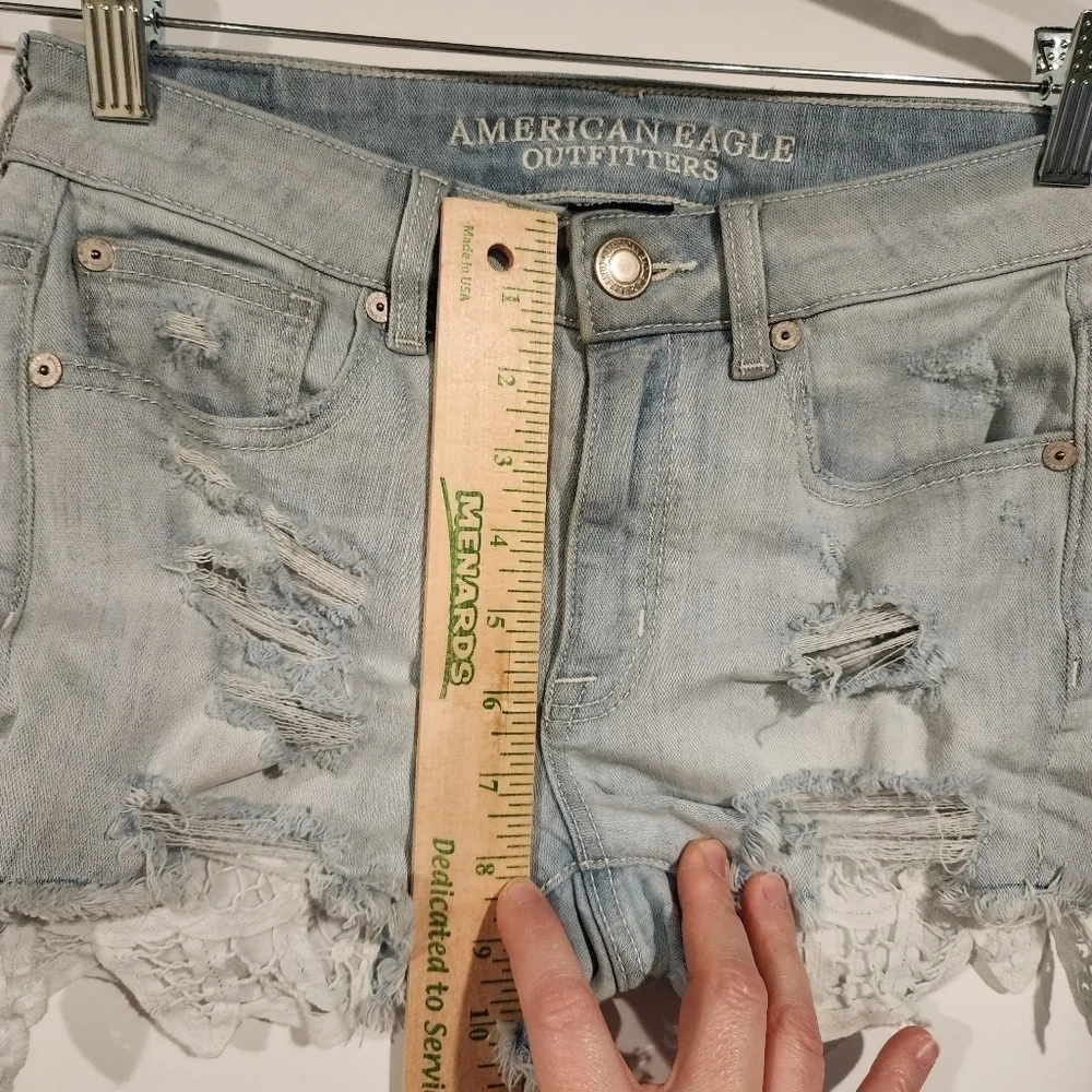American‎ Eagle High Rise Sortie Shorts Light Wash Distressed Lace Pockets sz 2
